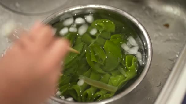 Refrigeración Nabos Cocidos Agua Helada — Vídeos de Stock
