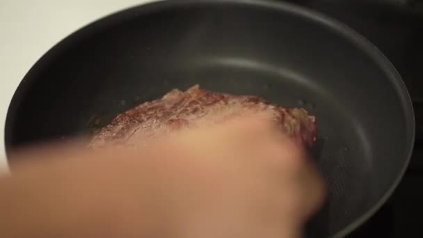 스테이크를 요리하는 — 비디오