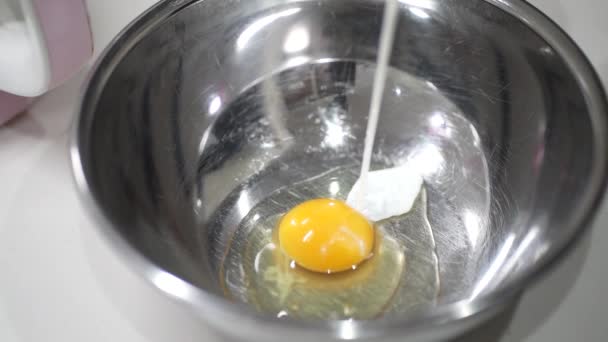 Ρίχνουμε Γάλα Μπολ Αυγά — Αρχείο Βίντεο