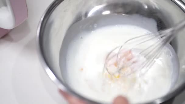Süt Yumurtanın Nasıl Karıştırılacağını — Stok video