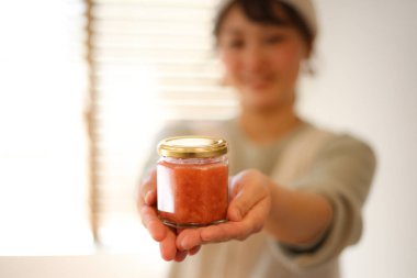 Ev yapımı reçelli kadın