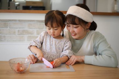 Ebeveyn ve çocuk çilek kesiyor.