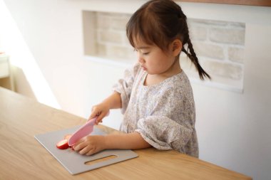 Çilek kesen bir kız resmi