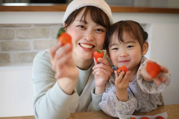 Parent Child Strawberries — Stock Photo, Image
