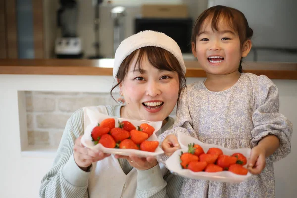 Ouder Kind Met Aardbeien — Stockfoto