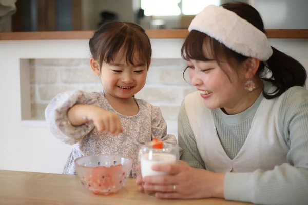 父母和孩子做草莓牛奶 — 图库照片
