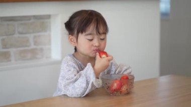Çilek yiyen kız