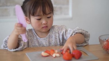 Çilek kesen bir kız resmi