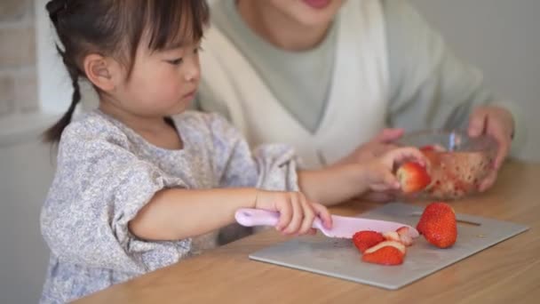 父母和小孩切草莓 — 图库视频影像