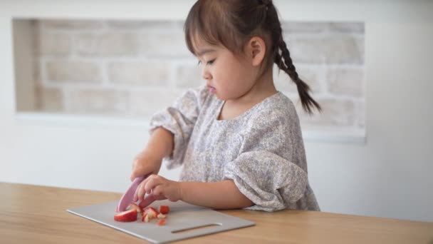 Εικόνα Κοριτσιού Που Κόβει Φράουλες — Αρχείο Βίντεο