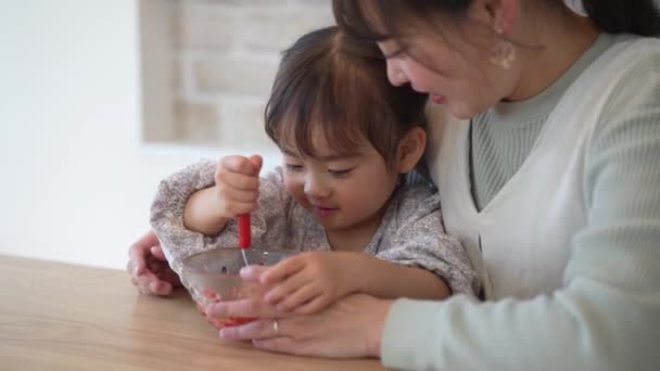 우유를 만드는 부모와 — 비디오