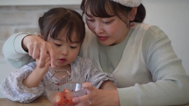 Γάλα Φράουλας Για Γονείς Και Παιδιά — Αρχείο Βίντεο