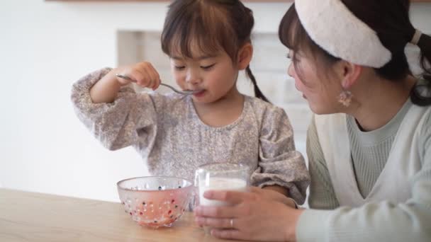 Ebeveyn Çocuk Çilekli Süt Yapıyor — Stok video