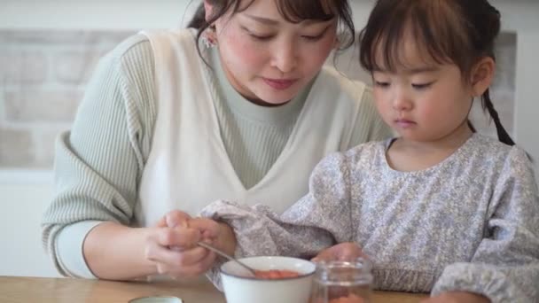 Parents Enfants Emballant Confiture Fraises Maison Dans Des Pots — Video