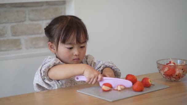 一个女孩切草莓的照片 — 图库视频影像