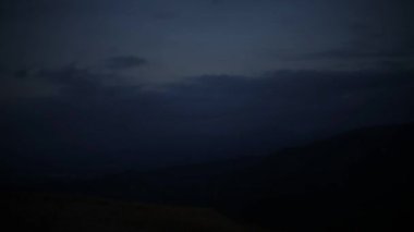 Fuji Dağı ve akan bulutlar