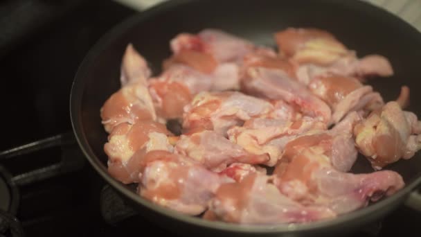 鶏の羽を炒める方法 — ストック動画