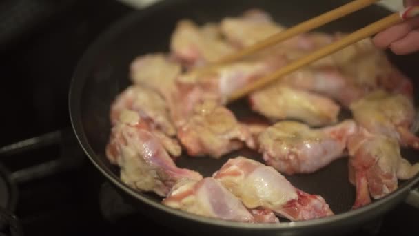 Tavuk Kanatları Nasıl Kızarır — Stok video