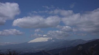 Fuji Dağı ve akan bulutlar