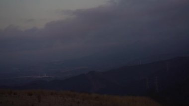 Fuji Dağı ve akan bulutlar