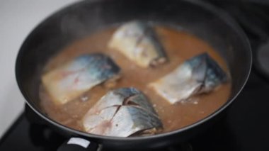 Uskumru nasıl miso içinde kaynatılır?