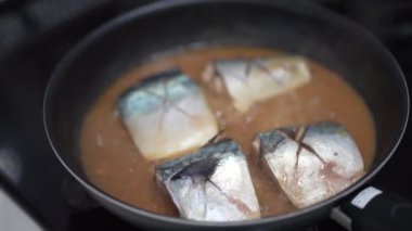 Uskumru nasıl miso içinde kaynatılır?