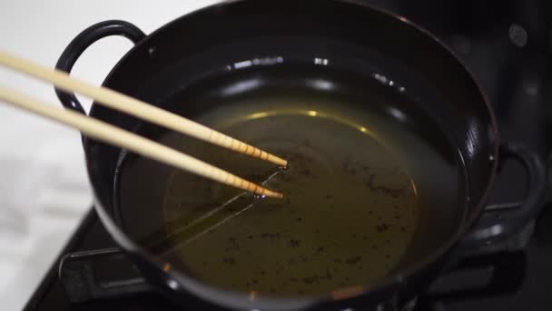 油の温度を箸で確認する — ストック動画