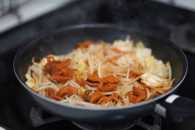 Kızarmış sebzenin sakatatla nasıl yapıldığını.