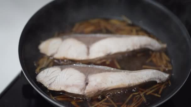 如何制作煮好的黄尾鱼 — 图库视频影像