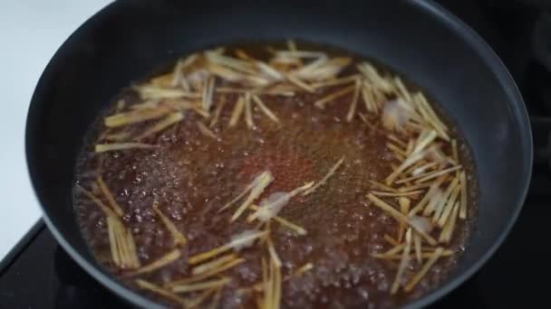 如何使煮熟的鱼的调味品沸腾 — 图库视频影像