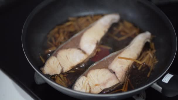 如何制作煮好的黄尾鱼 — 图库视频影像