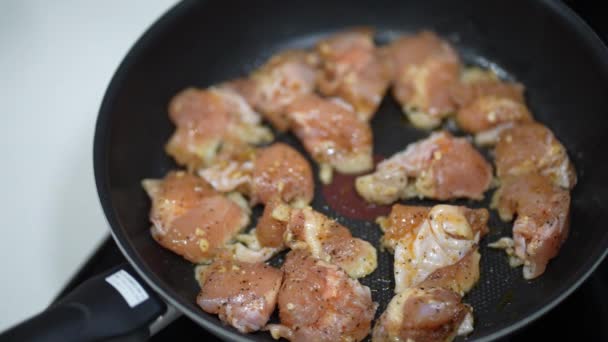 Cómo Cocinar Pollo Sazonado — Vídeos de Stock