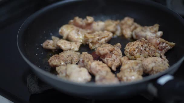 맛있는 닭고기를 요리하는 — 비디오