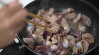 Sarımsak ve soya soslu kızarmış taşak nasıl yapılır?