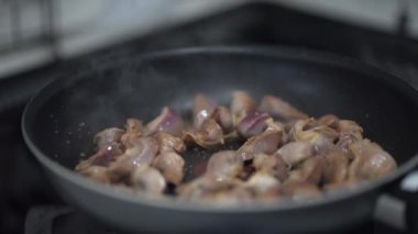 Sarımsak ve soya soslu kızarmış taşak nasıl yapılır?