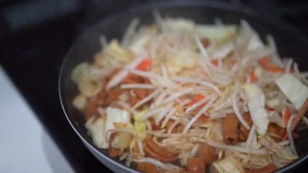 炒めた野菜を内臓で作る方法 — ストック動画
