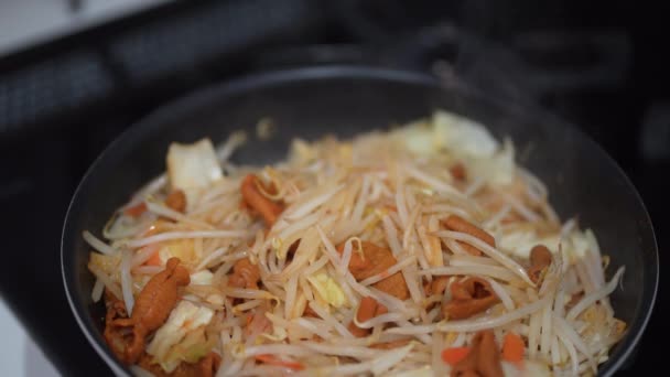 如何在炒菜中加入异味 — 图库视频影像
