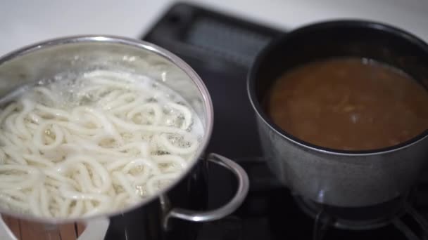 如何做咖喱饭 — 图库视频影像