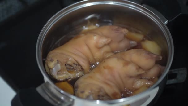 如何煮猪蹄 — 图库视频影像
