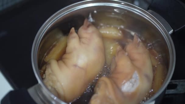 豚肉の足を煮る方法 — ストック動画