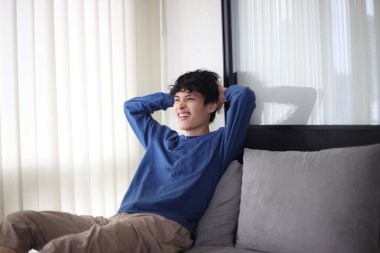 Televizyonda spor izlediğine pişman olan bir adam.