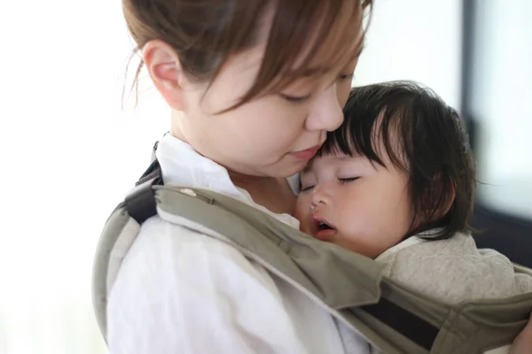 Mother Holding Sleeping Child — Stockfoto