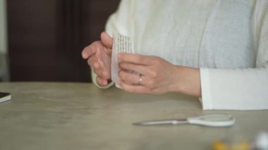 Makasla belge kesen bir kadın.