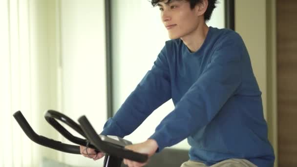 Evde Spor Bisikleti Kullanan Bir Adam — Stok video