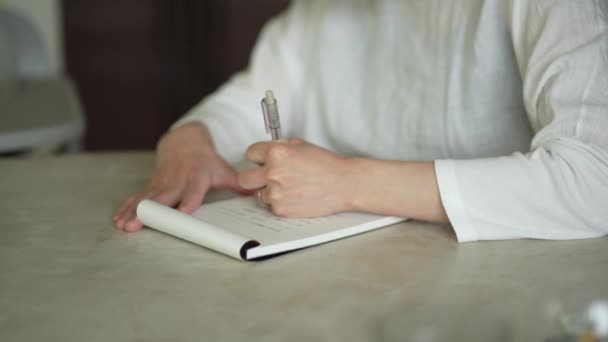 Femme Écrivant Une Lettre — Video