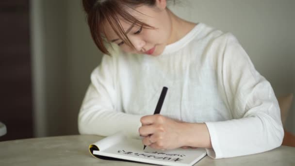 Uma Mulher Escrevendo Com Uma Caneta Escova — Vídeo de Stock