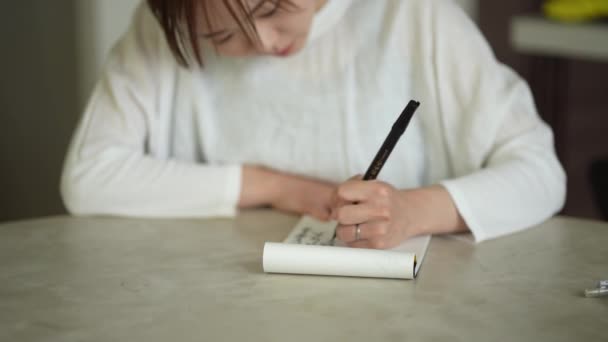 Eine Frau Schreibt Mit Einem Pinselstift — Stockvideo