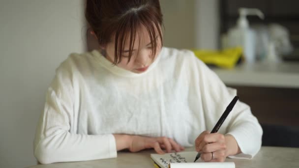 筆ペンで書いている女性 — ストック動画