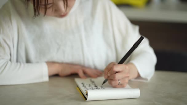Una Donna Che Scrive Con Una Penna Pennello — Video Stock