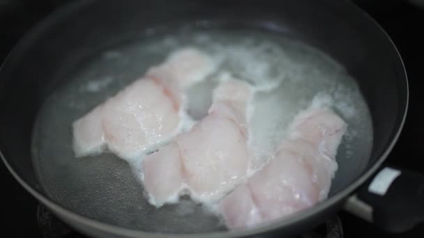 如何煮鳕鱼 — 图库视频影像